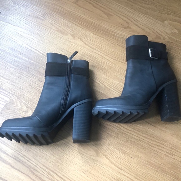 Gwen Stefani black boots. Sexy! - Picture 4 of 5